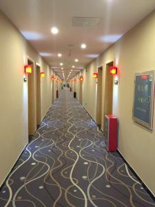 a hallway of a hotel with a carpeted corridor at 7Days Premium Yunfu Xinxing Bus Station in Yunfu