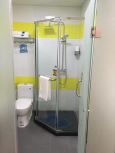 une salle de bain avec douche et toilettes dans l'établissement 7Days Inn Huaibei Zhongtai Plaza Wanda Studios, à Huaibei