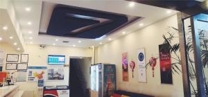 un plafond avec une télévision murale dans un magasin dans l'établissement 7Days Inn Tangshan Silicon Valley Digital City, à Tangshan