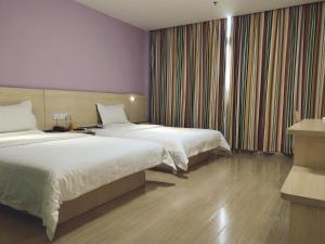 Llit o llits en una habitació de 7Days Inn Shangrao Wannian Pharmaceutical Company Store
