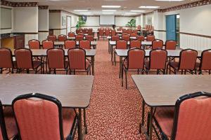 a room with tables and chairs in a classroom at Country Inn & Suites by Radisson, Elkhart North, IN in Elkhart +48 photos