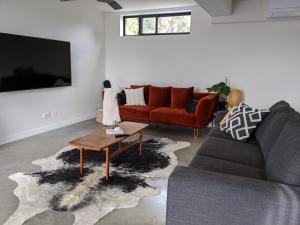 - un salon avec un canapé et une table dans l'établissement A home away from home, à Inverloch