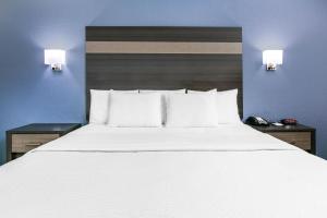 Postel nebo postele na pokoji v ubytování Days Inn by Wyndham Waco Near Downtown University