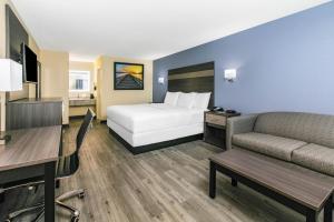 Postel nebo postele na pokoji v ubytování Days Inn by Wyndham Waco Near Downtown University