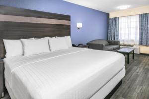 Postel nebo postele na pokoji v ubytování Days Inn by Wyndham Waco Near Downtown University