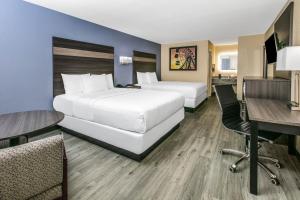 Postel nebo postele na pokoji v ubytování Days Inn by Wyndham Waco Near Downtown University