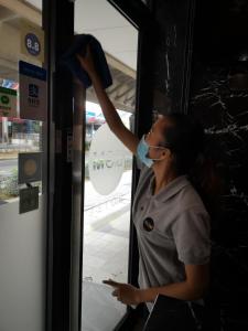 een vrouw met een masker die uit een deur kijkt bij BIG M Hotel in Kuala Lumpur