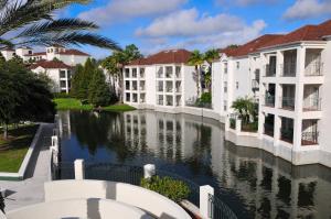 - une vue sur une rivière avec des bâtiments et des condos dans l'établissement Star Island Resort and Club - Near Disney, à Kissimmee