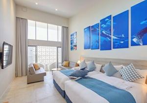 Кровать или кровати в номере Royal View Hotel Churaumi