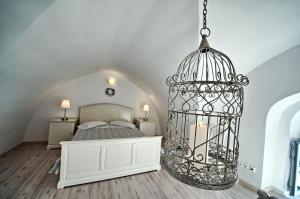 1 dormitorio con cama y jaula para aves en Archontiko Suites Santorini, en Fira
