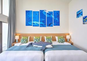 Кровать или кровати в номере Royal View Hotel Churaumi