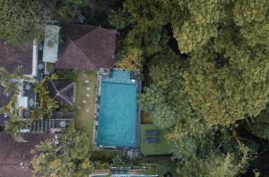an overhead view of a house with a swimming pool at Yuliati House in Ubud