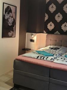 Bett mit rosa Kopfteil in einem Zimmer in der Unterkunft Waldhotel Lemberg in Hagen