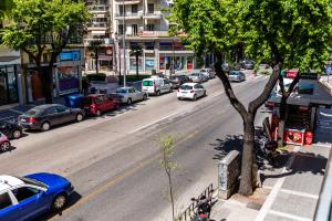 een straat vol geparkeerde auto's bij Xsoma Flats "Twins" in Thessaloniki