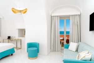 A television and/or entertainment centre at Hotel Lorelei Londres
