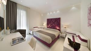 um quarto de hotel com uma cama e uma sala de estar em Palazzo Montefusco em Sorrento