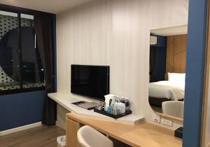 Μια τηλεόραση ή/και κέντρο ψυχαγωγίας στο Hotel Fuse Rayong
