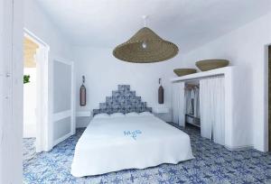 Un pat sau paturi într-o cameră la Mari del Sud Resort