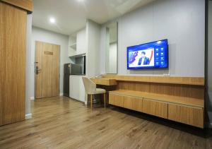 Μια τηλεόραση ή/και κέντρο ψυχαγωγίας στο Hotel Fuse Rayong