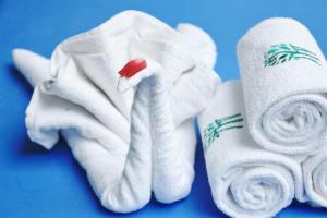 due rotoli di carta igienica e un asciugamano per elefanti di Banyan Tree Yangshuo a Yangshuo