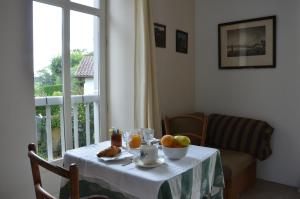 uma mesa com uma taça de fruta em cima em Chalet Elisa Chambre d'Hôtes em Sare