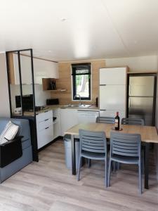 Kuchyň nebo kuchyňský kout v ubytování CAMPING LES OURMES