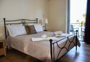 una camera da letto con un letto e asciugamani di Marina Pansion a Nydri