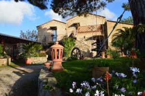 a house with a garden with flowers in the yard at Villa Quiete in Spadafora