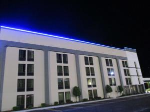 un gran edificio blanco con una luz azul. en Best Western Southwest Little Rock, en Little Rock