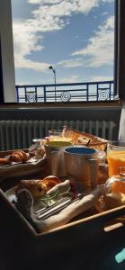 un tavolo con cibo sopra con vista sull'oceano di Kêr L - Breizh & Breakfast a Cancale