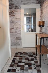 aoyer with a door and a checkered rug at Ces jours en baie Le vue mer in Cayeux-sur-Mer