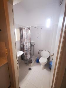 A bathroom at Marilena House Plataria