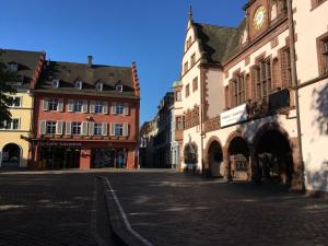 una strada vuota con edifici e una torre dell'orologio di Bobbele Freiburg Zentrum a Friburgo in Brisgovia