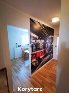 ein Zimmer mit einem Bild eines Zuges an der Wand in der Unterkunft Apartament Magdalenka in Władysławowo