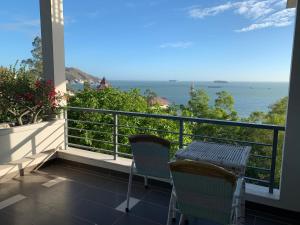balcón con mesa, sillas y vistas al océano en Bella Vista Vung Tau en Vung Tau