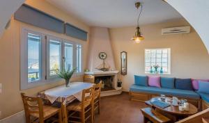 - un salon avec un canapé bleu et une table dans l'établissement Villa alegria, à Skopelos