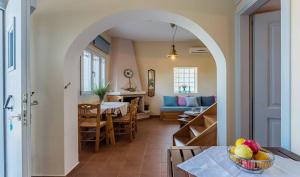salon ze stołem i jadalnią w obiekcie Villa alegria w mieście Skopelos