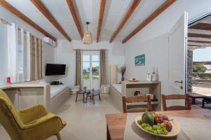 TV a/nebo společenská místnost v ubytování Punda Villas Paros