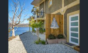 una casa con un velero a un lado en On the Huon River, en Lymington