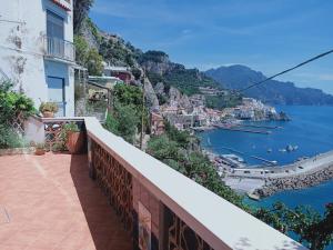 uma varanda com vista para a costa de Amalfi em Bouganville & Sea em Amalfi