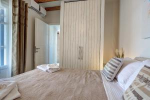 a bedroom with a large bed and a closet at Punda Villas Paros in Kampos Paros