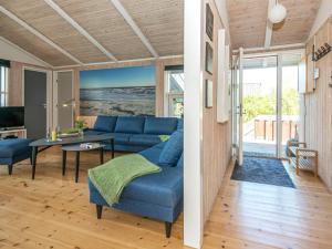 埃伯爾措夫特的住宿－Plush Holiday Home in Ebeltoft with Terrace，客厅配有蓝色的沙发和桌子