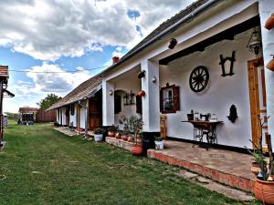 Una casa blanca con un patio con una mesa. en Bakonyi Kis-Lak, en Bakonykoppány