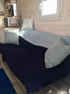 Een bed of bedden in een kamer bij Tinyhouse Bamberg