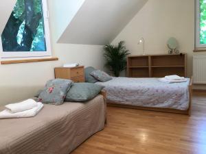 1 dormitorio con 2 camas y mesa en Cottage house Lublin, en Lublin