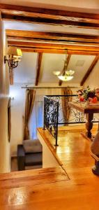uma sala de estar com uma mesa e um tecto em Casa Crown em Brasov