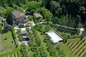 vista aerea di una casa con piscina di Vacanze in toscana con piscina a Poggibonsi
