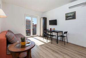 TV a/nebo společenská místnost v ubytování Apartments Jakoplić