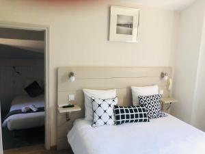 Кровать или кровати в номере Hotel Cote et Lac