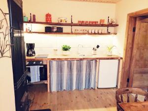 Köök või kööginurk majutusasutuses Kärdla Retrovisiit Saima